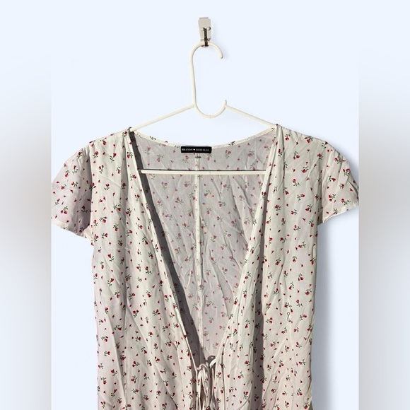 White/cream floral tie-front brandy melville wrap dress - Picture 2 of 4